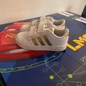 Toddler white and gold adidas size 9c